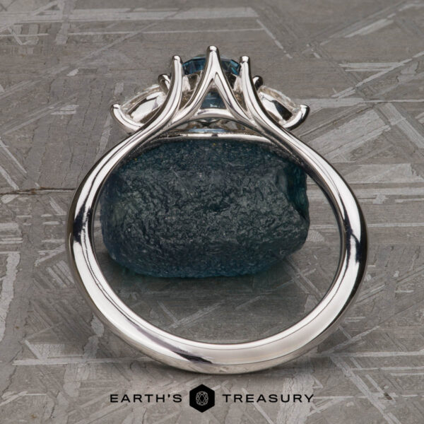 The "Virona" ring in 18k white gold with 1.03-Carat Montana Sapphire The "Virona" ring in 18k white gold with 1.03-Carat Montana Sapphire