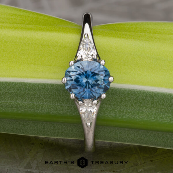 The "Virona" ring in 18k white gold with 1.03-Carat Montana Sapphire The "Virona" ring in 18k white gold with 1.03-Carat Montana Sapphire