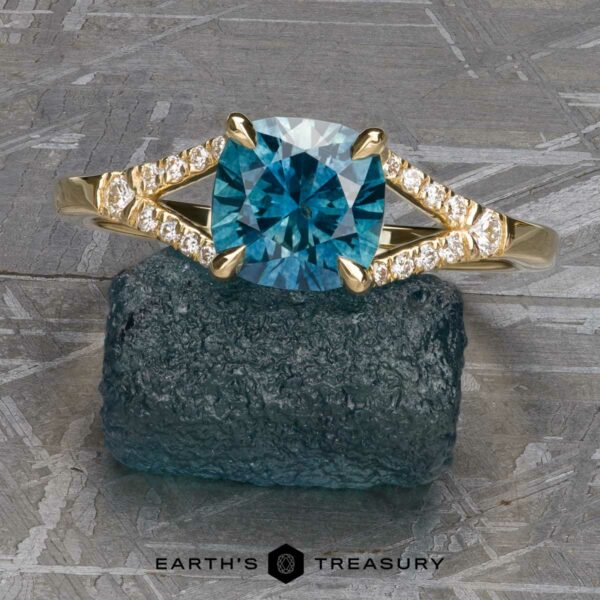 The "Calliope" ring in 18k yellow gold with 1.71-Carat Montana Sapphire The "Calliope" ring in 18k yellow gold with 1.71-Carat Montana Sapphire