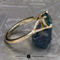 The "Calliope" ring in 18k yellow gold with 1.71-Carat Montana Sapphire