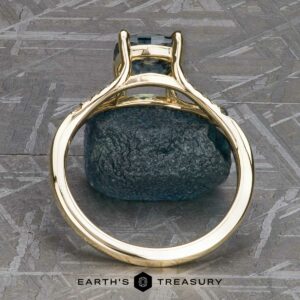 The "Calliope" ring in 18k yellow gold with 1.71-Carat Montana Sapphire