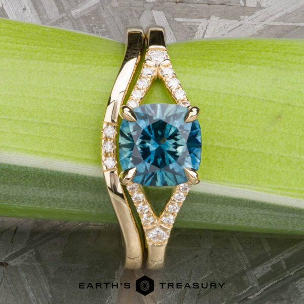 The "Calliope" ring in 18k yellow gold with 1.71-Carat Montana Sapphire, alongside the "Calliope" band in 18k yellow gold The "Calliope" ring in 18k yellow gold with 1.71-Carat Montana Sapphire, alongside the "Calliope" band in 18k yellow gold