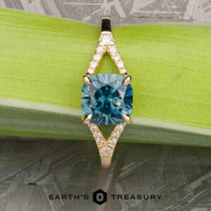 The "Calliope" ring in 18k yellow gold with 1.71-Carat Montana Sapphire