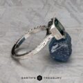 The "Niobe" ring in platinum with 2.35-carat Ceylon sapphire