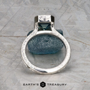 The "Niobe" ring in platinum with 2.35-carat Ceylon sapphire