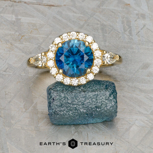The "Circe" ring in 18K yellow gold with 2.26-carat Montana sapphire The "Circe" ring in 18K yellow gold with 2.26-carat Montana sapphire