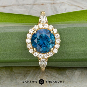 The "Circe" ring in 18K yellow gold with 2.26-carat Montana sapphire