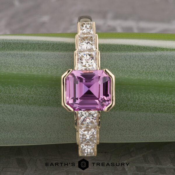 The "Andromeda" ring in 14k yellow gold with 1.60-carat Ceylon sapphire