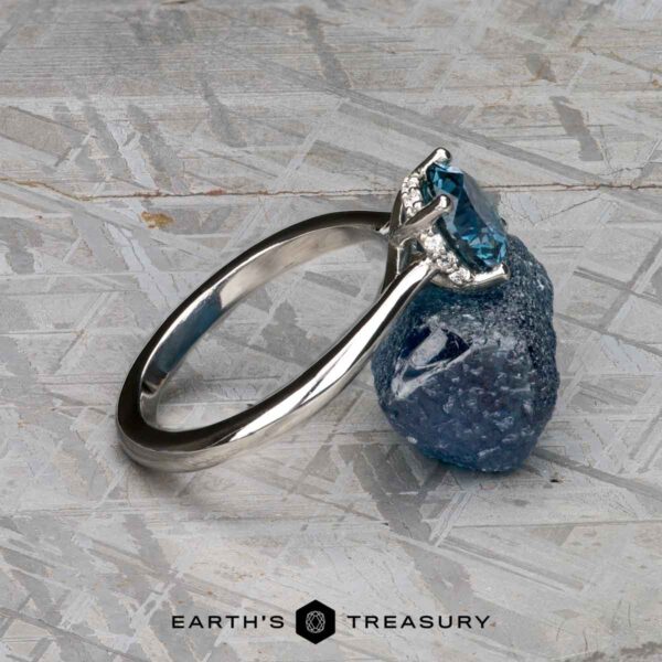 The "Katya" ring in platinum with 1.33-carat Montana sapphire The "Katya" ring in platinum with 1.33-carat Montana sapphire