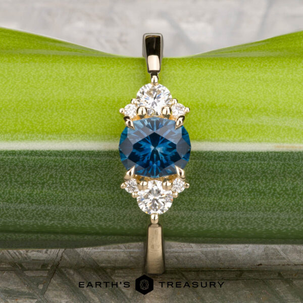 The "Aurelia" ring in 14K yellow gold with 0.92-carat Montana sapphire