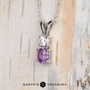 The "Supernova" pendant in 18K white gold with 1.07-carat Madagascar sapphire