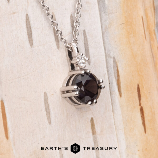 The "Nova" pendant in 14K white gold with 0.96-carat Umba sapphire The "Nova" pendant in 14K white gold with 0.96-carat Umba sapphire