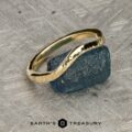 The custom-fit contour band in 18k yellow gold, hammered