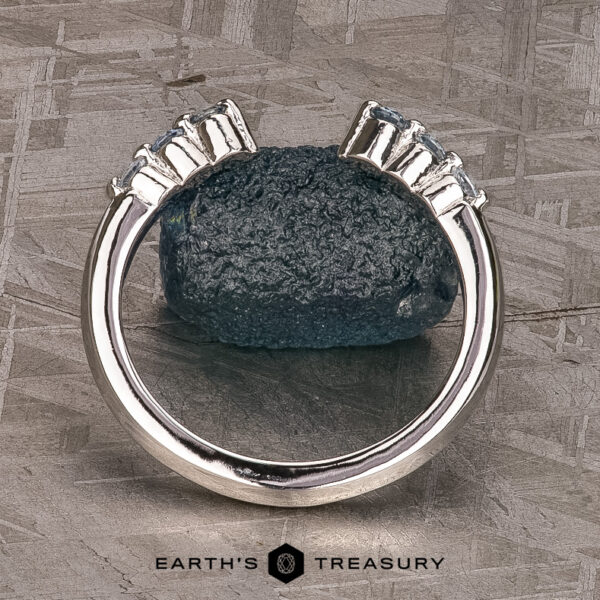 The "Zeya" band in platinum The "Zeya" band in platinum