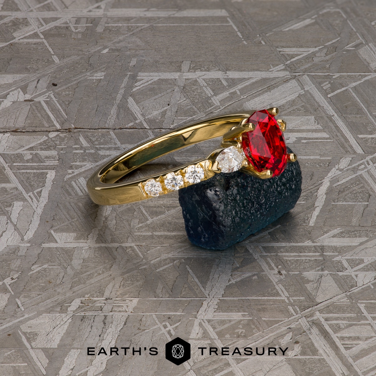 The "Galina" Ring in 18k yellow gold with 1.34-carat Spinel