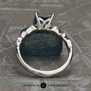 The “Arabella” ring in platinum with 1.60-Carat Montana Sapphire