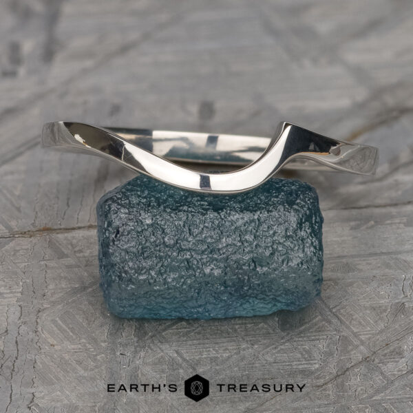 The custom-fit contour band in platinum The custom-fit contour band in platinum