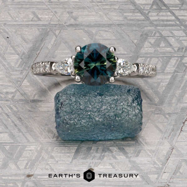 The Pave "Avalon" ring in platinum with 1.66-carat Australian sapphire The Pave "Avalon" ring in platinum with 1.66-carat Australian sapphire