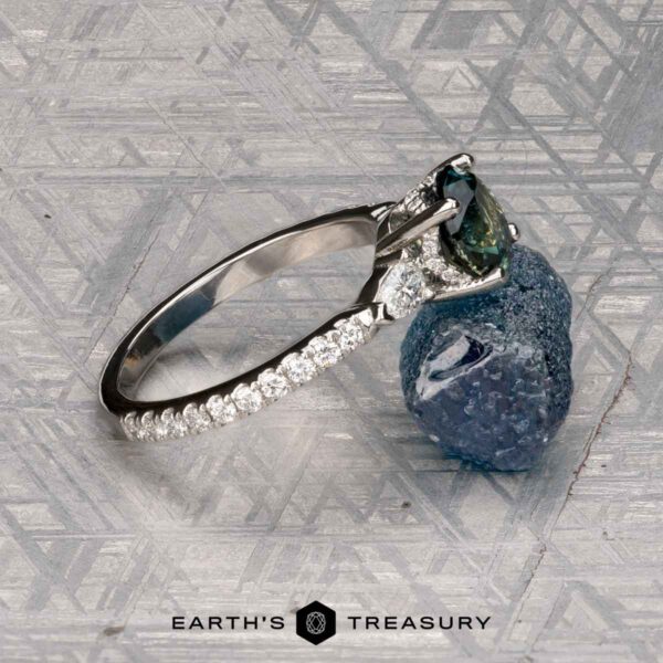 The Pave "Avalon" ring in platinum with 1.66-carat Australian sapphire The Pave "Avalon" ring in platinum with 1.66-carat Australian sapphire
