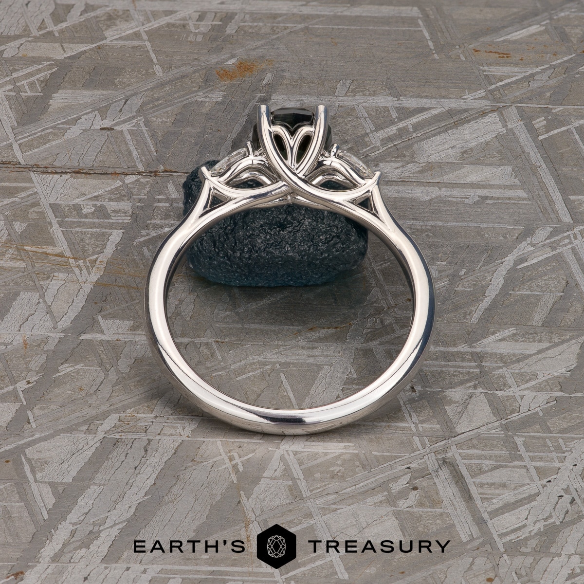The "Multiflora" ring in 14k white gold with 1.65-Carat Australian Sapphire