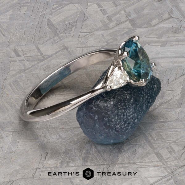 The "Multiflora" ring in 14k white gold with 1.53-Carat Montana Sapphire The "Multiflora" ring in 14k white gold with 1.53-Carat Montana Sapphire