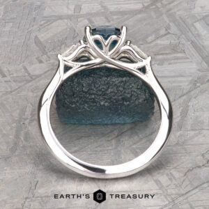 The "Multiflora" ring in 14k white gold with 1.53-Carat Montana Sapphire