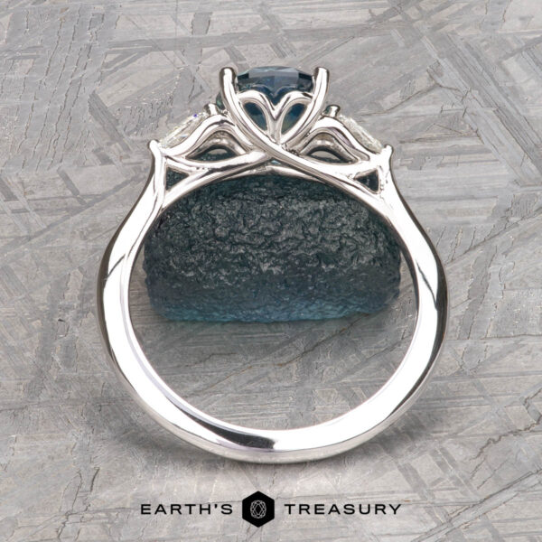 The "Multiflora" ring in 14k white gold with 1.53-Carat Montana Sapphire The "Multiflora" ring in 14k white gold with 1.53-Carat Montana Sapphire