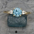 The "Multiflora" ring in 18k yellow gold with 1.43-carat Montana sapphire