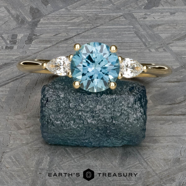 The "Multiflora" ring in 18k yellow gold with 1.43-carat Montana sapphire The "Multiflora" ring in 18k yellow gold with 1.43-carat Montana sapphire