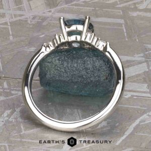 The “Chiron” ring in platinum with 1.06-Carat Montana Sapphire