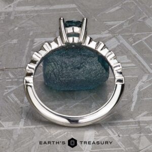 The “Cassiopeia” ring in platinum with 1.08-carat Montana Sapphire