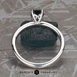 The "Cerise" ring in 14k white gold with 1.05-Carat Montana Sapphire