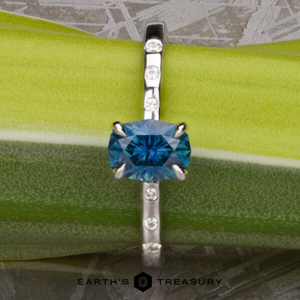 The "Cerise" ring in 14k white gold with 1.05-Carat Montana Sapphire The "Cerise" ring in 14k white gold with 1.05-Carat Montana Sapphire