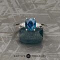 The Minimal "Avalon" in 18k white gold with 1.69-Carat Montana Sapphire