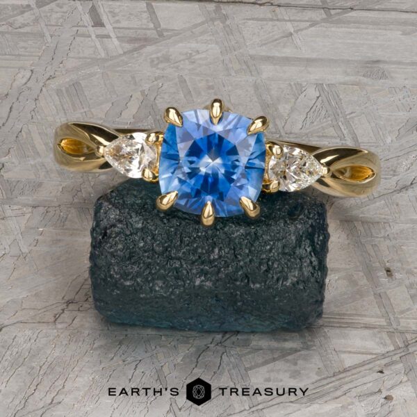 The "Elowen" ring in 18k yellow gold with 1.36-carat Montana sapphire The "Elowen" ring in 18k yellow gold with 1.36-carat Montana sapphire