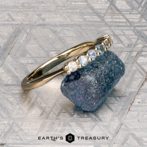 The "Yonne" band in 14K yellow gold