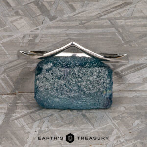 The custom-fit chevron band in platinum