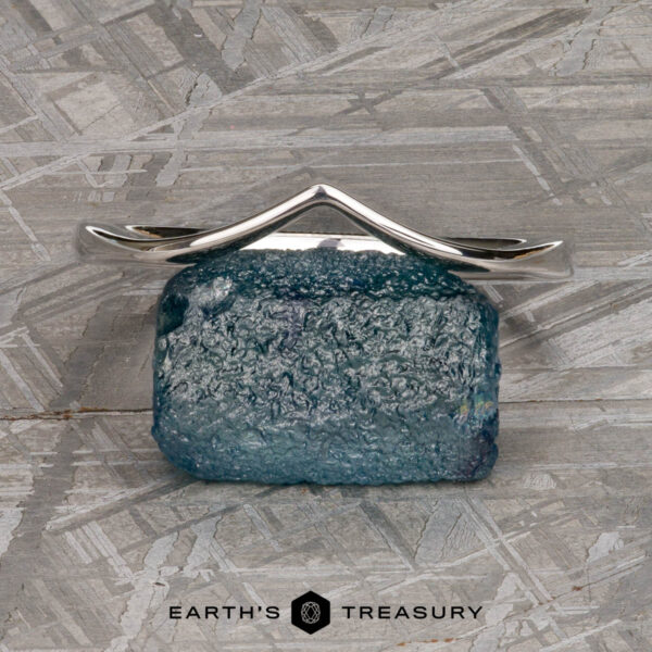 The custom-fit chevron band in platinum The custom-fit chevron band in platinum