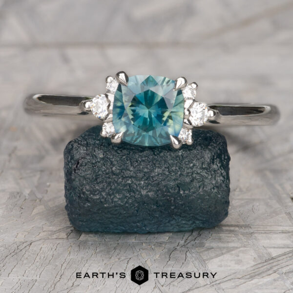 The "Lipara" ring in platinum with 1.23-carat Montana sapphire The "Lipara" ring in platinum with 1.23-carat Montana sapphire
