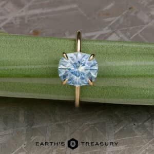 The "Aubrey" ring in 14k yellow gold with 3.92-Carat Montana Sapphire