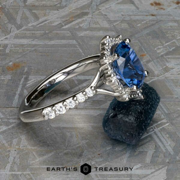 The "Lorelei" ring in platinum with 3.59-carat Ceylon sapphire The "Lorelei" ring in platinum with 3.59-carat Ceylon sapphire