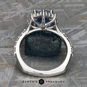 The "Lorelei" ring in platinum with 3.59-carat Ceylon sapphire