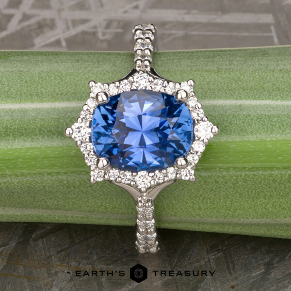 The "Lorelei" ring in platinum with 3.59-carat Ceylon sapphire The "Lorelei" ring in platinum with 3.59-carat Ceylon sapphire