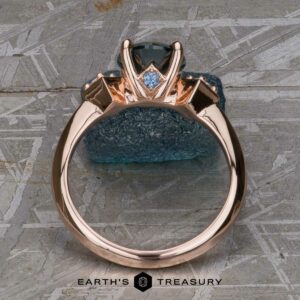 The "Harmonia" ring in 14k rose gold with 1.55-Carat Montana sapphire