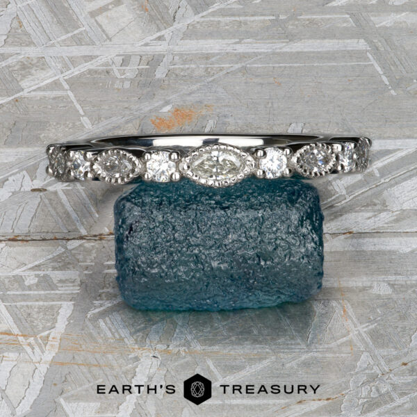 The "Paeonia" band in platinum The "Paeonia" band in platinum