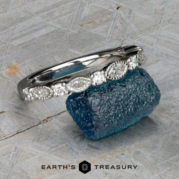 The "Paeonia" band in platinum The "Paeonia" band in platinum