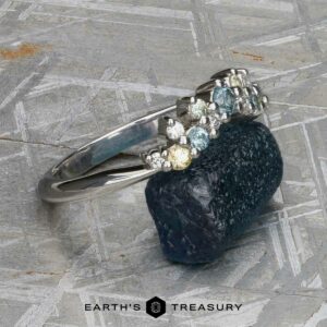The "Leyre" band in platinum