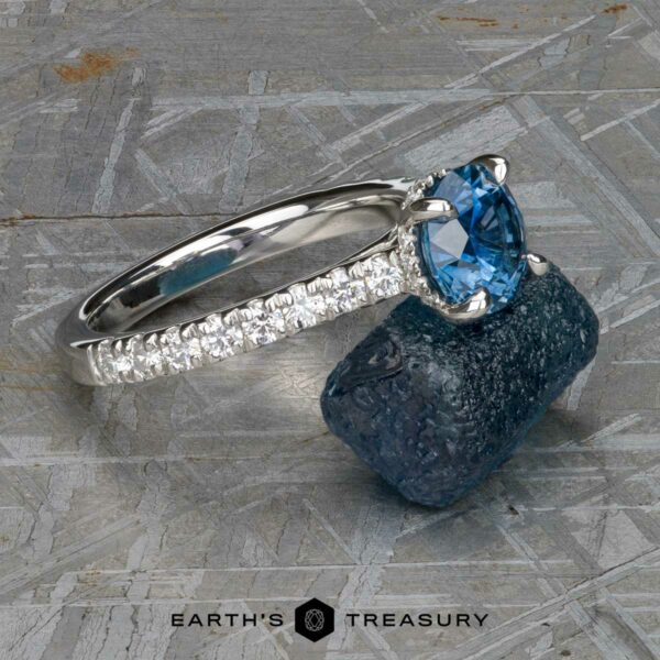 The "Marina" ring in platinum with 1.79-carat Montana sapphire The "Marina" ring in platinum with 1.79-carat Montana sapphire