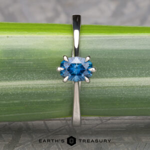 The "Elenin" ring in platinum with 0.93-carat Montana sapphire