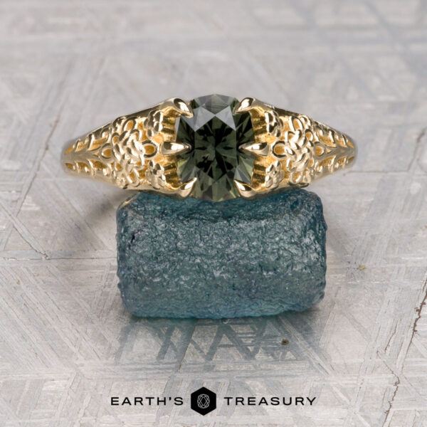 The "Guanyin" ring in 14K yellow gold with 1.42-carat Australian sapphire The "Guanyin" ring in 14K yellow gold features a 1.42-carat Australian sapphire center, ideal for those who appreciate spiritual jewelry.